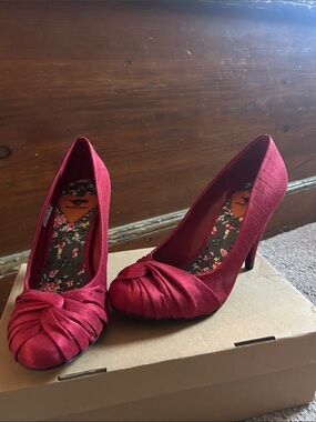 NEW Rocket Dog Cupid Red Satin Knotted Heels